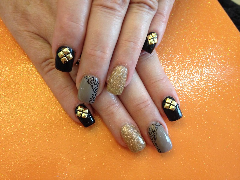 7 Stunning Black and Gold Nail Designs For Every Occasion