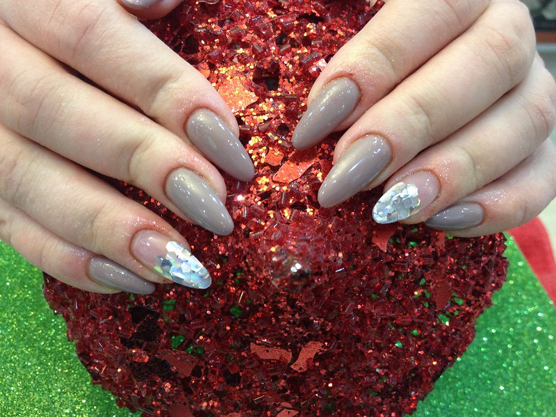 8 Stunning Almond Nail Ideas You Need to Try